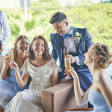 ゲストとの歓談の時間を楽しむ、リラックスした至福のひと時。思わずお酒も進み、笑顔もこぼれます。