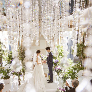 シャンデリアが輝くチャペル*自然光溢れるチャペルに純白のウエディングドレス姿が際立つ|ザ マグナス 東京（THE MAGNUS TOKYO)の写真(31423615)