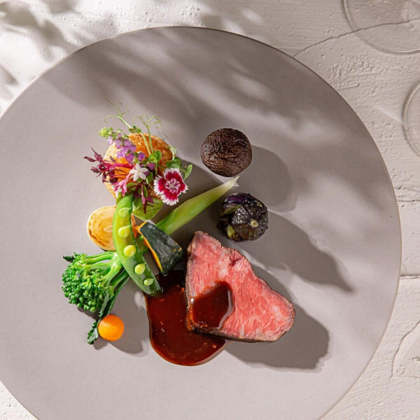 【来館特典】当館人気のフレンチレストランフルコースペアチケットプレゼント