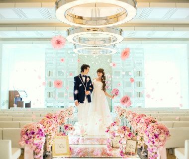 透き通るようなフラワーバージンロードが目を引く白亜のチャペルは、花嫁を引き立てる清廉な空間。