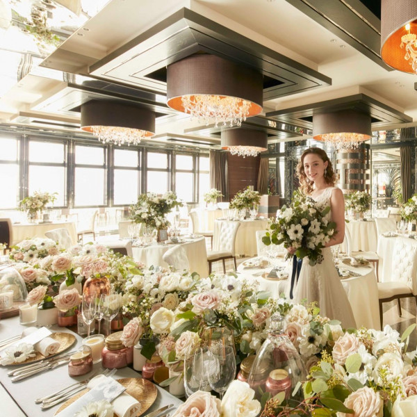 メインテーブルフラワープレゼント!フローリストがお二人の好みに合わせてコーディネイト!