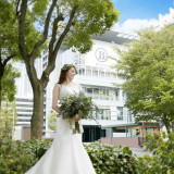 すぐ隣の久屋大通公園では、豊かな緑に囲まれての前撮りが叶う。青空と緑に囲まれた都会のオアシスで、お気に入りの1枚を残そう