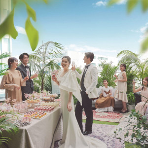 青空の下の開放的なテラスではデザートブッフェの演出も！