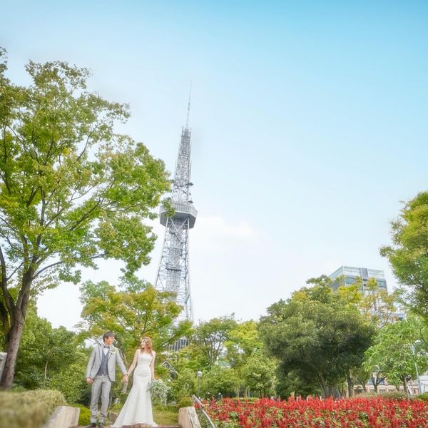 シンボルタワーの前で大切なご家族と一緒にお写真撮影も
