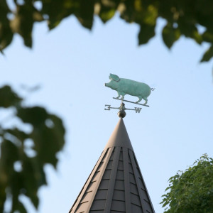 チャペルの塔の上には風見「豚」のbebe(ベベ)が見守る|ザ・グリーンカーメル（The Green Carmel）の写真(328982)