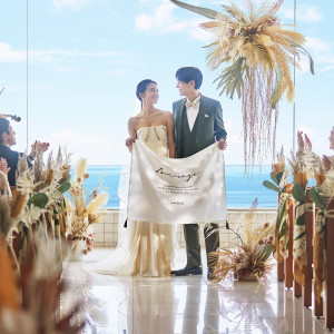 ゲストの拍手がチャペル内に美しく響く|AMANDAN BLUE 鎌倉 ～アマンダンブルー鎌倉～の写真(56029970)