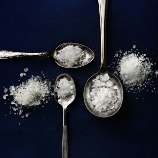 特別なひと皿には特別な塩で。種類の違うさまざまな塩を使いわけて素材本来の味をひきだします。
