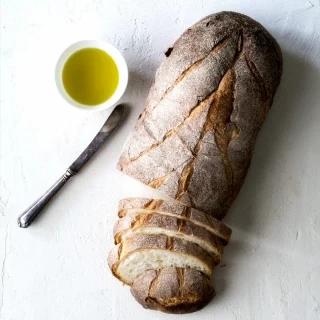 自社工房で焼きあげるパンはどの料理にもあう絶妙なひと品。