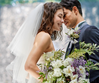 祝福の光が降り注ぐ祭壇は、花嫁の肌を一段と美しく見せる。自然光に包まれた優しい表情で思い出の1枚を残して。