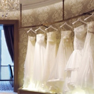 館内にあるドレスサロン【アクア・グラツィエ】にはインポートブランドや有名デザイナーブランドなど多種多様なドレスを取り揃えている。運命の1着をぜひ見つけて。|大宮璃宮（おおみや りきゅう）の写真(1991570)