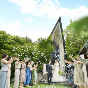 感動の挙式から、家族やゲストが笑顔でお祝いを届けるフラワーシャワーは人気のワンシーン|大宮璃宮（おおみや りきゅう）の写真(36865419)