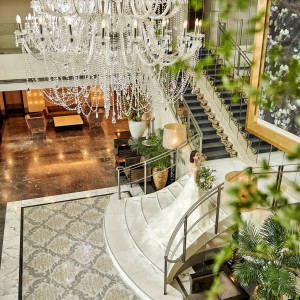 ホテルのように広々としたメインロビーの大階段とシャンデリアはフォトジェニック|大宮璃宮（おおみや りきゅう）の写真(7610044)