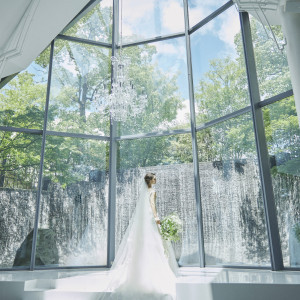 天井からも光が差し込むので、どんな天候でも花嫁を美しく見せます|大宮璃宮（おおみや りきゅう）の写真(25796995)