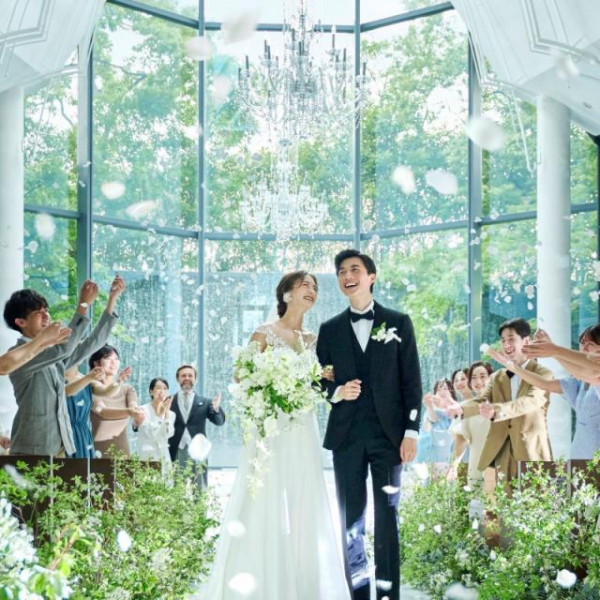 チャペルに皆様ご着席頂くことももちろん可能。2人とゲストの記憶に残る挙式を