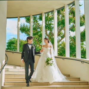 らせん階段での撮影も素敵|ノートルダム周南/FIVESTAR WEDDINGの写真(40582584)