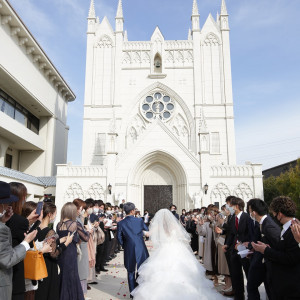 花道を歩く新郎新婦様|ノートルダム周南/FIVESTAR WEDDINGの写真(30333328)