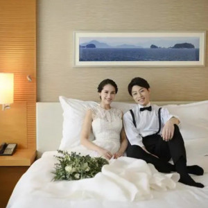 特典で新郎新婦様の当日の宿泊をプレゼント。高層階の眺めの良いこちらのキングルームで、ご結婚式後の余韻に浸って。|シェラトングランドホテル広島の写真(10806560)