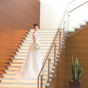 チャペルから会場に向かう吹き抜けの大階段でのワンショット|シェラトングランドホテル広島の写真(924805)