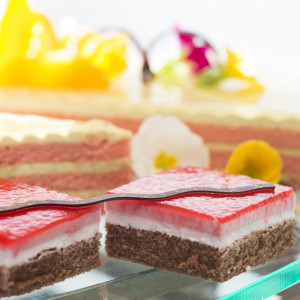 ホテルパティシエがクリエイティブに創り出す特別な日のための美しいウエディングケーキの数々|シェラトングランドホテル広島の写真(939556)
