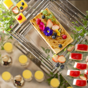 ホテルパティシエがクリエイティブに創り出す特別な日のための美しいウエディングケーキの数々|シェラトングランドホテル広島の写真(939560)