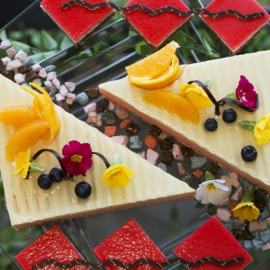 ホテルパティシエがクリエイティブに創り出す特別な日のための美しいウエディングケーキの数々|シェラトングランドホテル広島の写真(939558)