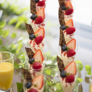 ホテルパティシエがクリエイティブに創り出す特別な日のための美しいウエディングケーキの数々|シェラトングランドホテル広島の写真(939559)
