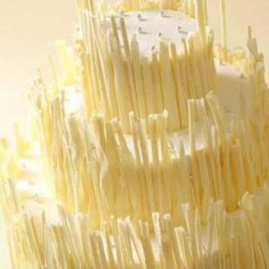 繊細なデザインのウエディングケーキ。ウエディングドレスのような純白のケーキも素敵です。|シェラトングランドホテル広島の写真(245647)