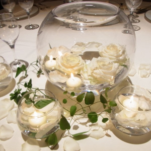 キャンドルを浮かべた花器も美しい|シェラトングランドホテル広島の写真(266397)