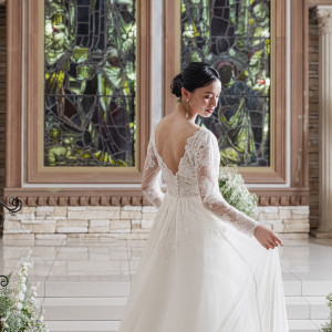 バックスタイル◇フェリシアコートのチャペルは白いドレスが綺麗に映える空間です。|フェリシアコートの写真(35123100)