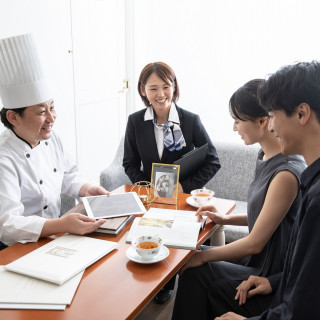 まずは沢山お話を聞かせてください。何気ない会話の中から結婚式のイメージを膨らませます。