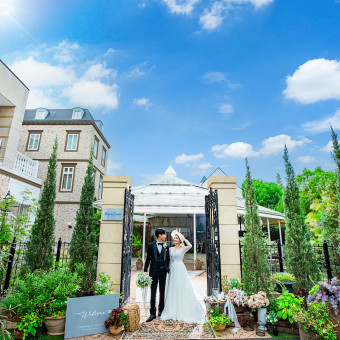 石造りの建物はまるでフランスの街並みのようにおふたりの結婚式を素敵に演出します。