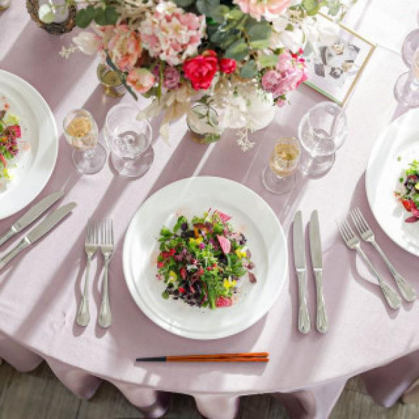 箸で食べられるコース料理で会話と料理をリラックスして楽しめる