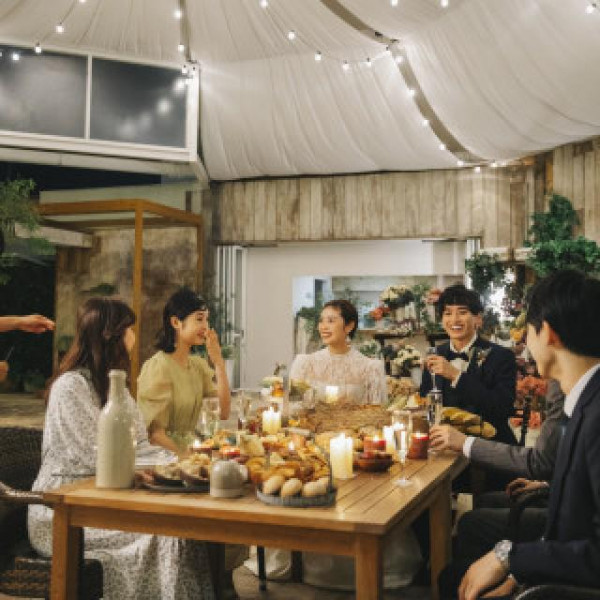 親しい人を招いての特別な時間。ガーデンを使ってのナイトウェディングも出来る