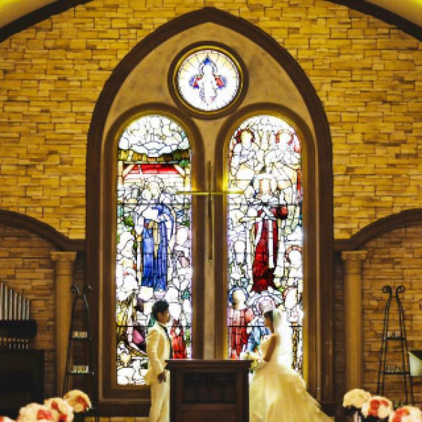 ステンドグラス輝くチャペルで思い出に残る結婚式を!