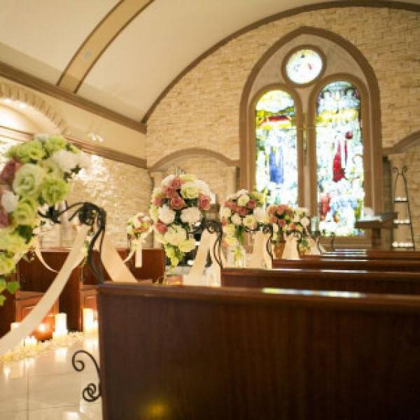 ステンドグラスが、お二人を筒も込む、そんなチャペルで挙式をしませんか