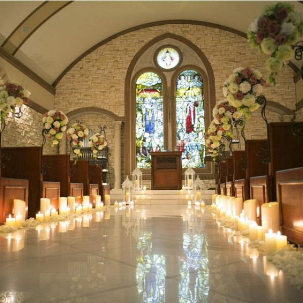 広いバージンロードには正面のステンドグラスが写り ゲストにお二人の挙式が印象にのこります