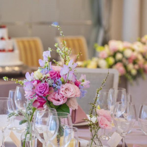 貸切利用できる披露宴会場はコーディネートも自由 シックで落ち着いた装飾も明るい装飾も柔軟に対応します