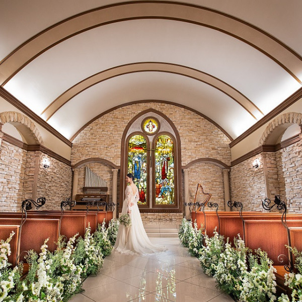 厳かなチャペルで結婚式を挙げてみてはいかがでしょうか！