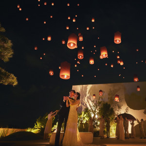 ガーデンやチャペルもライトアップされ、デイタイムとはまた違う雰囲気の魅力的なナイトタイムも人気|AMANDAN SKY ～アマンダンスカイ～の写真(56051230)