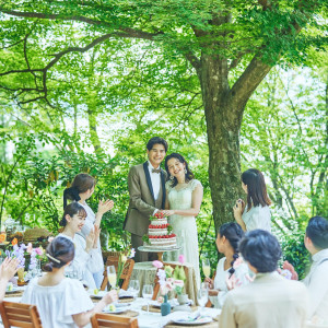 広大な緑が広がるガーデンでのケーキカットも|AMANDAN SKY ～アマンダンスカイ～の写真(56050509)