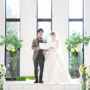 自然光差し込む明るいチャペルがふたりの結婚を祝福