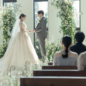 まばゆい陽光がふたりを照らすチャペル。
静寂の中に響く誓いの言葉が、
永遠の愛のはじまりを告げます。|ベルヴィ ラヴァンセーヌの写真(54452706)