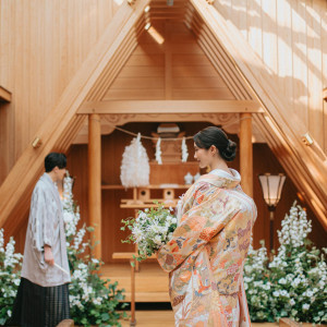 ひのきの香りに包まれる神殿で、心落ち着く厳かな挙式を。
家族の絆を感じながら、伝統の誓いを大切に。|ベルヴィ ラヴァンセーヌの写真(54452710)