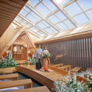 総ひのき造りの神殿は、木の香りと水音が調和する神聖な空間。
静寂の中で永遠の誓いを交わす、格別なひとときを。|ベルヴィ ラヴァンセーヌの写真(54452977)