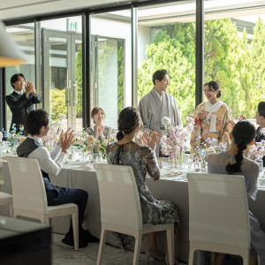 ガーデンと一続きの会場「アリア」。
光と緑が彩る開放的な空間で、ゲストと過ごす特別なひとときを。|ベルヴィ ラヴァンセーヌの写真(54452712)