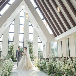 陽光が降り注ぐ純白のチャペル。
木のぬくもりと清らかな空気に包まれながら、
大切な人たちに見守られて永遠の誓いを。|ベルヴィ ラヴァンセーヌの写真(54452975)