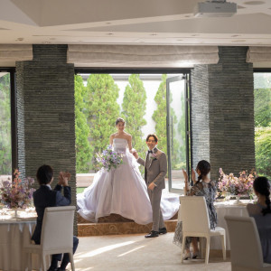 最上階に広がるガーデン付き会場「オペラ」。
自然光と緑に包まれた開放的な空間で、笑顔あふれるパーティを。|ベルヴィ ラヴァンセーヌの写真(54452974)