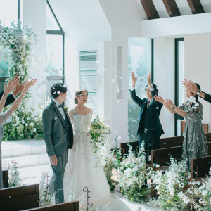 やわらかな光が差し込むチャペルで、
木の香りと自然のぬくもりに包まれる特別な時間。
笑顔あふれる誓いの瞬間をここで。|ベルヴィ ラヴァンセーヌの写真(54452719)