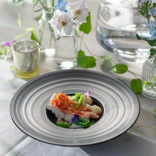 美味しいお料理を召し上がりながらお話しを楽しんで。