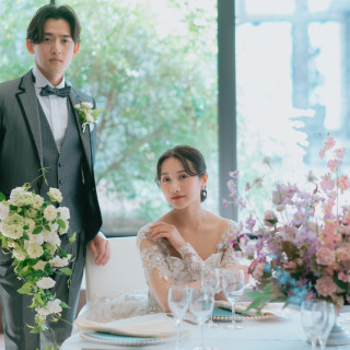 円卓・角卓を使い人数に合わせたコーディネートが可能。晩餐スタイルで食事を楽しむレイアウトも